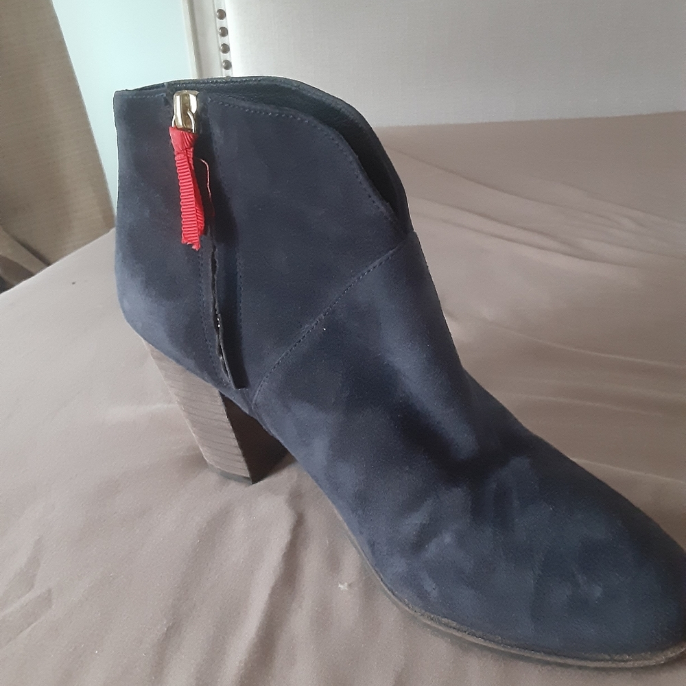 Boden brand size 8 navy blue with red zipper tassel
